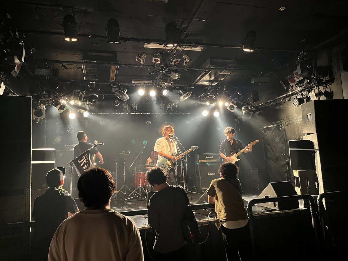 tokknkun's tweet photo. ホワイトルーザー、WATERFALL Bottom TurN 3バンドリリースパーティーありがとうございました！夏が終わり寂しいですが、リベンジマッチとまた来年もみんなで集まれたらサイのコー！ https://t.co/5n74O5NKwC