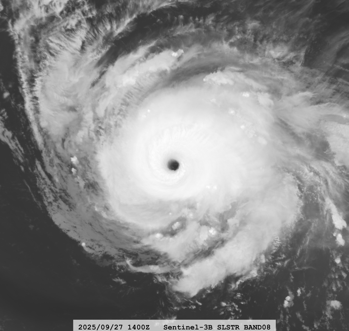 zeb199818's tweet photo. #08L Hurricane #HUMBERTO
Satellite: #Sentinel3B #SLSTR #OLCI
Channel :
#SLSTR S8 (10.854 µm) 1-km
#OLCI S8 (0.665 µm) 300-m
Time : 2025/09/27 1400Z
Eye Temp : 24.30 °C
Data Source : Copernicus L1B
CPA : ~390 km https://t.co/5TQxdabWRp