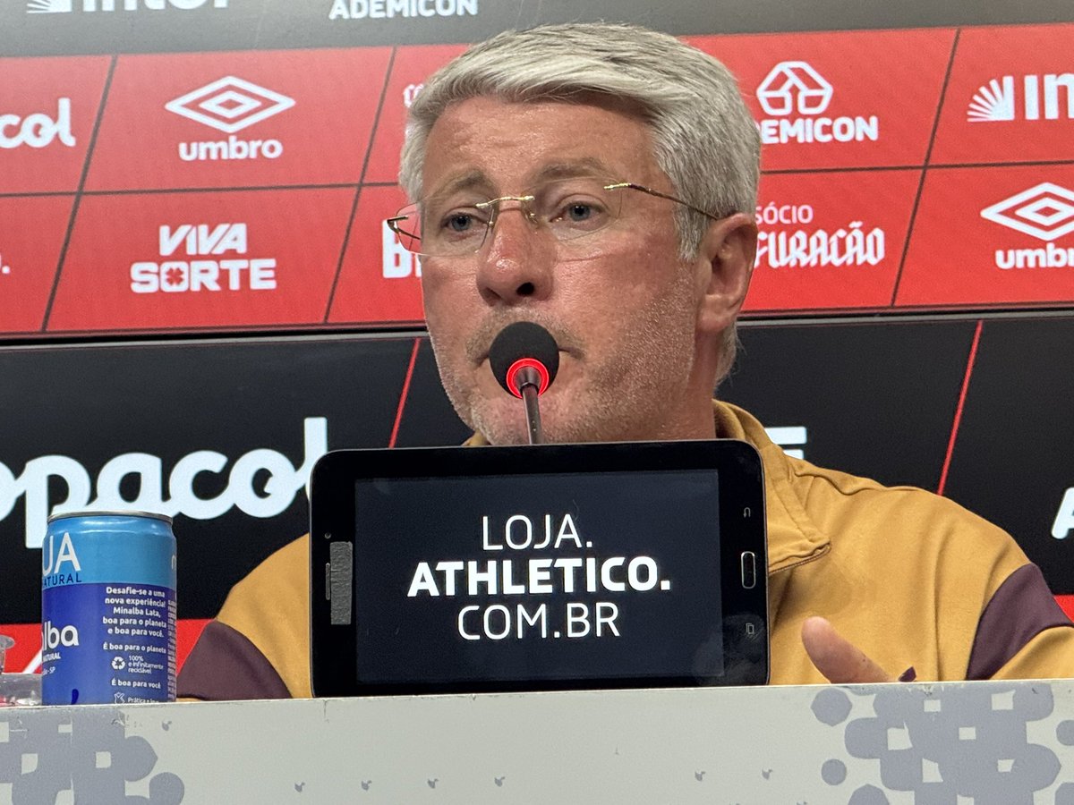 Monivilela's tweet image. “Eu não olho pra casa do vizinho. Tem muita gente que se preocupa com a casa do vizinho. A preocupação do Athletico é o Athletico” Odair ao ser questionado sobre o Athletico ter passado o Coritiba momentaneamente na tabela  de classificação.