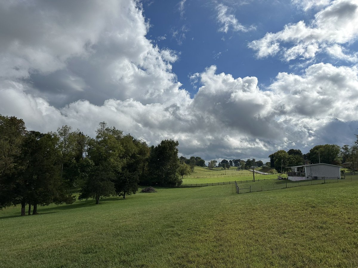 elisa_comer's tweet photo. Good to be home, the thunder scared the dogs but the clouds were really pretty.
Just me, the doggos and my goaties loving the farm life.
Hope you enjoy the pics 🙂
#NoPlaceLikeHome
#Sjogrens
#DysAutonomia
#FarmChick https://t.co/3axFyhevoe