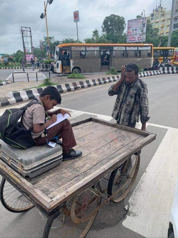 CommonBS786OM's tweet image. वो बच्चे कभी नहीं बिगड सकते, जिन्होंने अपने 
पिता का पसीना बहते देखा होता है.. 🙏