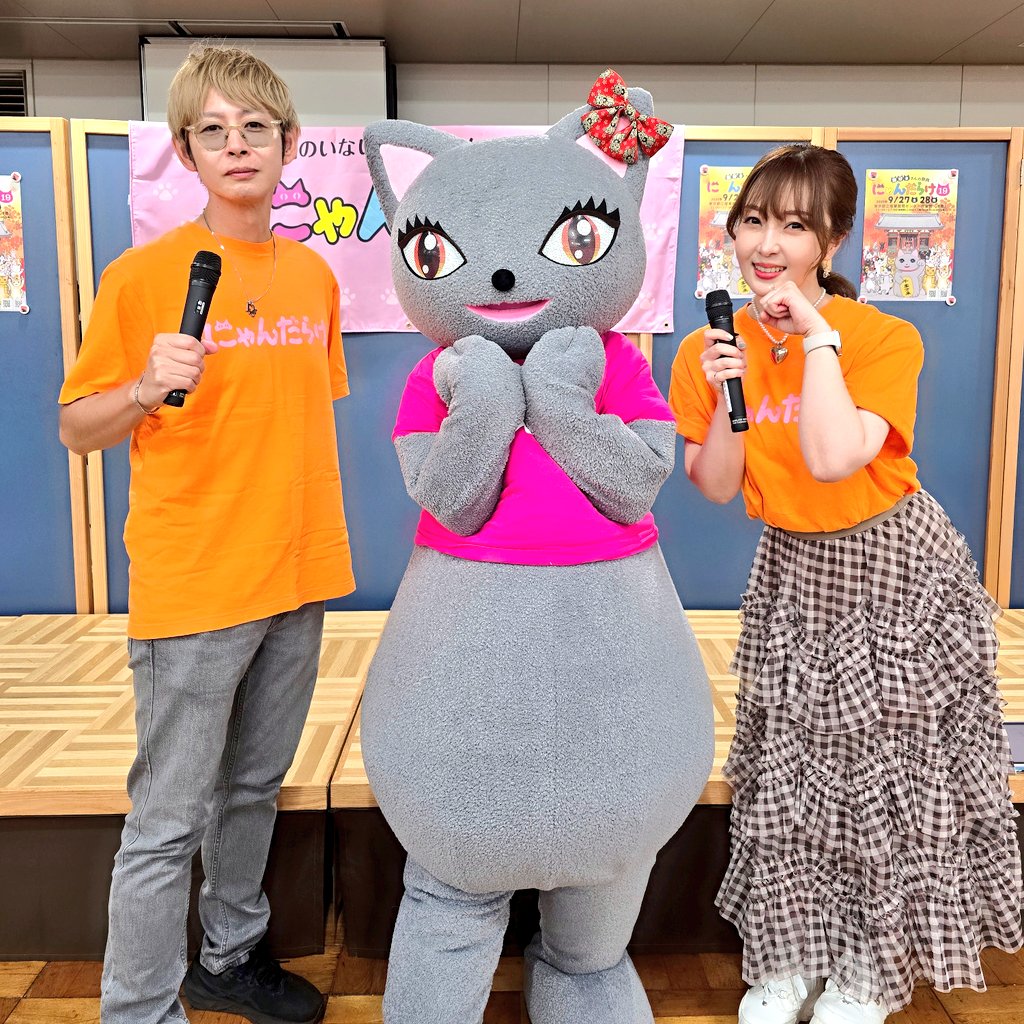 ＼にゃんだらけ19最終日／
今年最後の #にゃんだらけ
猫愛溢れる会場で素敵な出展者様とお待ちしております😻

会場を盛り上げてくれる
#猫大樹 の #新井大樹 さん、#新井麻里衣 ( #猫体質 )さんと、今日も頑張るにゃん🎤 #びじゅたん

nyandarake.tokyo/19_special
#にゃんだらけ19