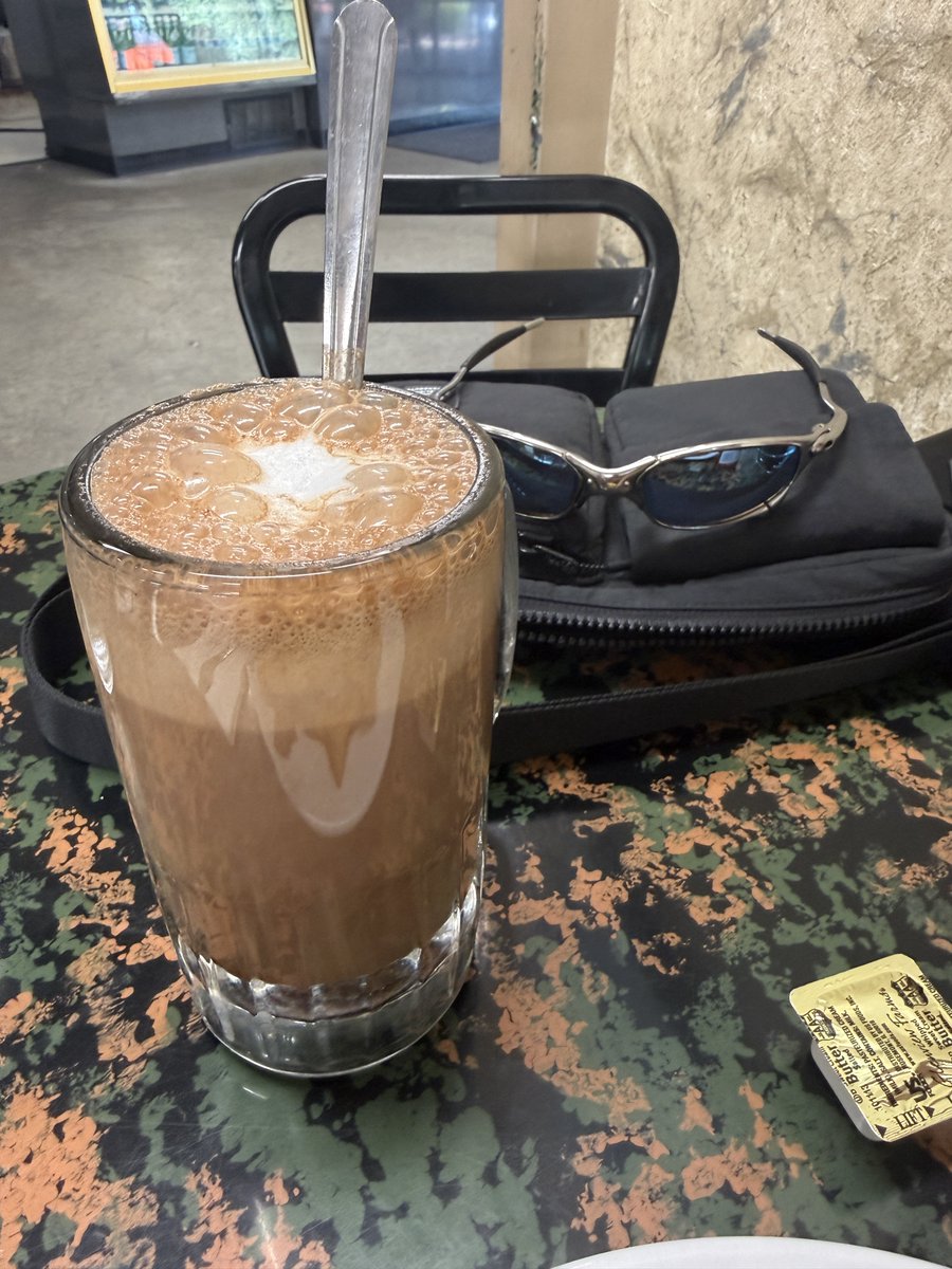 從亞利桑那出差回來後病倒了，今天才感覺好一些。中午帶兒子去他要求的髮型屋剪個頭髮，等待的時候突然意識到對面就是我30年前高中打工的咖啡館。反正有時間，我帶著懷舊的心情進去吃了一個早餐。店裡很忙還要排隊，但是物有所值，驚喜的是他們有味道非常正宗的美式早餐，比連鎖店的好多了。跟老闆簡單