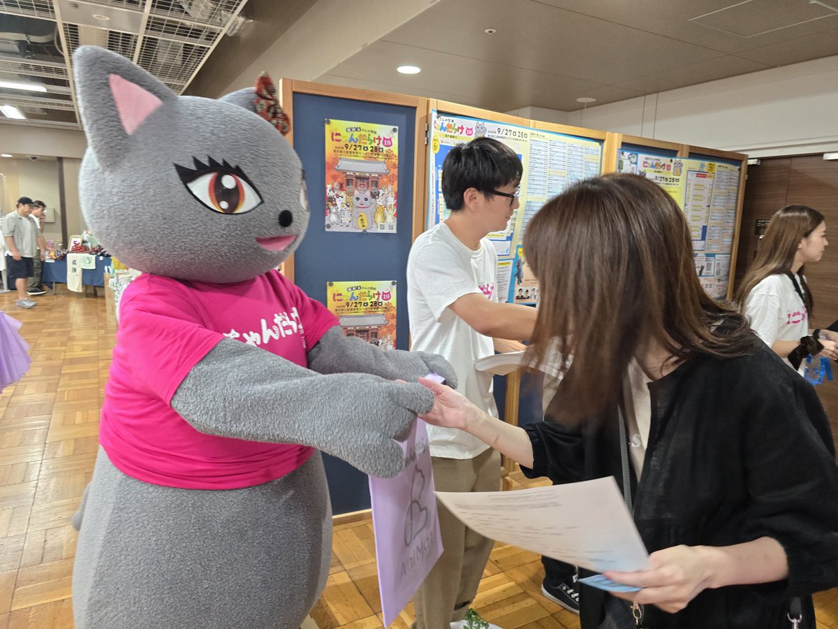 今年最後の #にゃんだらけ 開場❣️
トートバッグ配るお手伝いしたにゃん🐾
#にゃんだらけ19 #びじゅたん