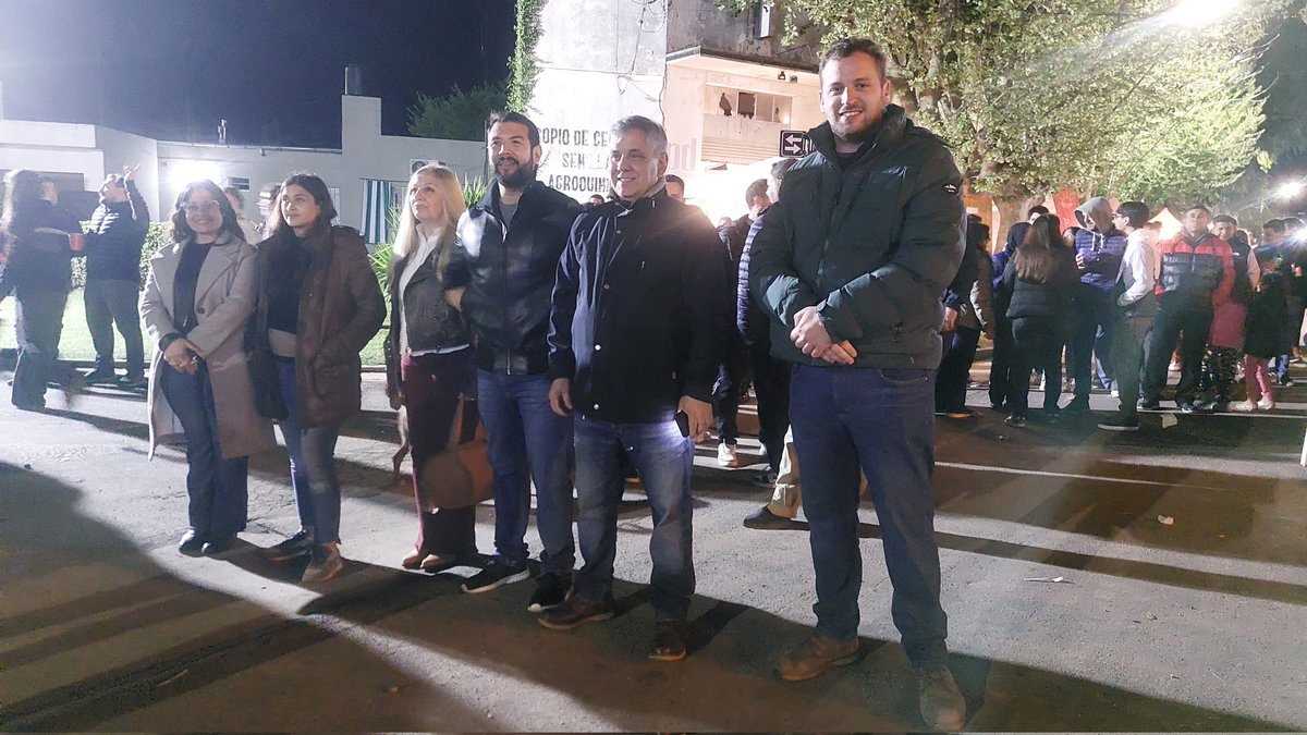 MuniChivilcoy's tweet photo. 🍖🎶 Acompañamos la 4° edición de la Fiesta del Asado en Moquehuá, disfrutando de la primera noche con buena música.  

👉 Mañana el evento continúa con todo: competencia de asadores, desfile, stands, más shows y ¡el mejor asado! 🇦🇷🔥  

¡No te lo pierdas! ☺️

@BritosGuillermo https://t.co/T9EGgknK8R