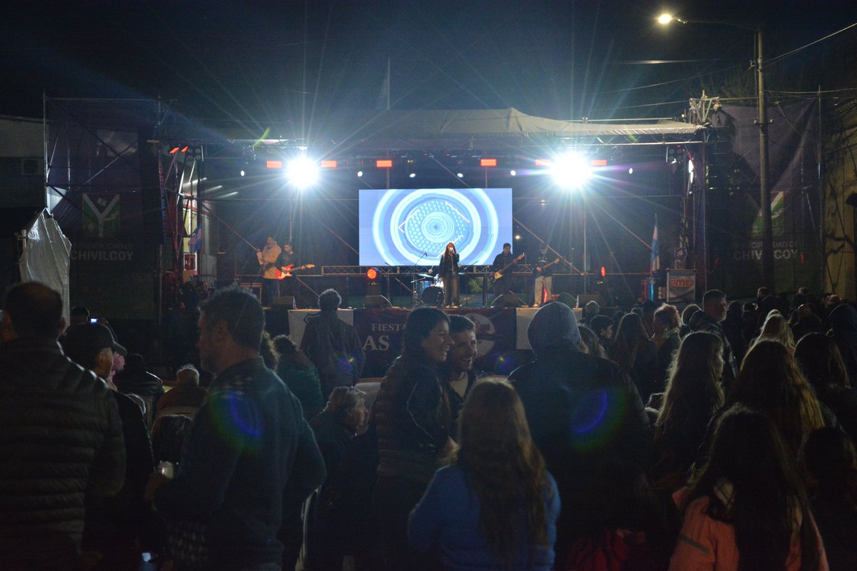 MuniChivilcoy's tweet photo. 🍖🎶 Acompañamos la 4° edición de la Fiesta del Asado en Moquehuá, disfrutando de la primera noche con buena música.  

👉 Mañana el evento continúa con todo: competencia de asadores, desfile, stands, más shows y ¡el mejor asado! 🇦🇷🔥  

¡No te lo pierdas! ☺️

@BritosGuillermo https://t.co/T9EGgknK8R