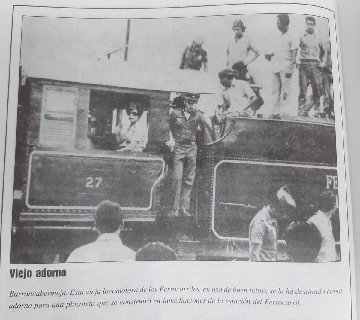 VIEJO ADORNO

Esta vieja locomotora de los Ferrocarriles, en uso de buen retiro, se la ha destinado como adorno para una plazoleta que se construirá en inmediaciones de la estación del Ferrocarril.

Informe de actividades de 1977 de Yolanda Sandino de Hoyos
#Barrancabermeja