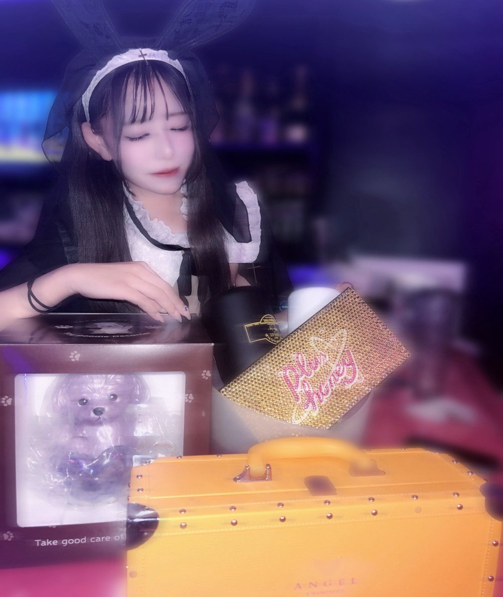 _seichama_'s tweet photo. わんわんと柿 https://t.co/bB0ZZ35gXW