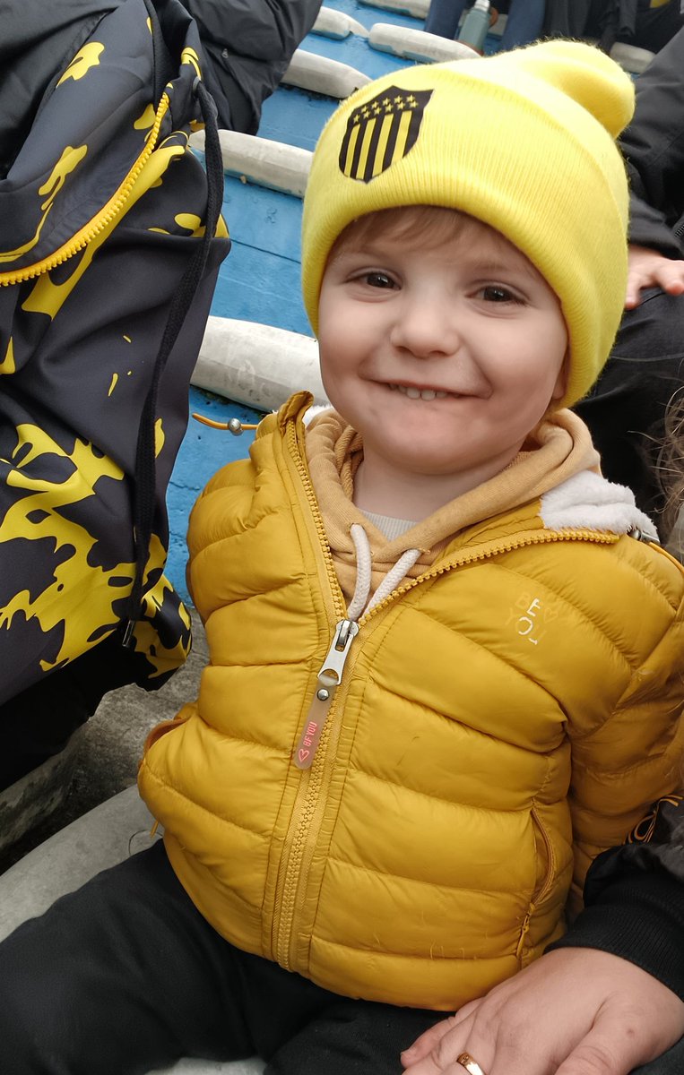 Primer partido de Liam en el Centenario 💛🖤 gracias tías por acompañarnos, las amamos <a href="/chumingalapoch/">chumingalapocha</a> <a href="/LapibitaesaLu/">Lu Cía</a>