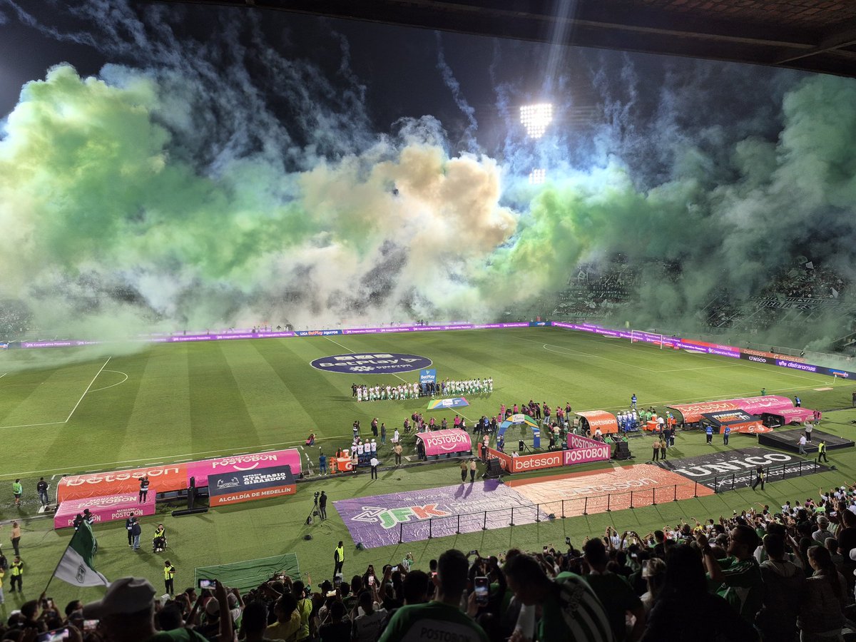 ¡Secuencia fotográfica (desde Tribuna Occidental Alta) de la ESPECTACULAR SALIDA DEL VERDE!
#VamosNacional