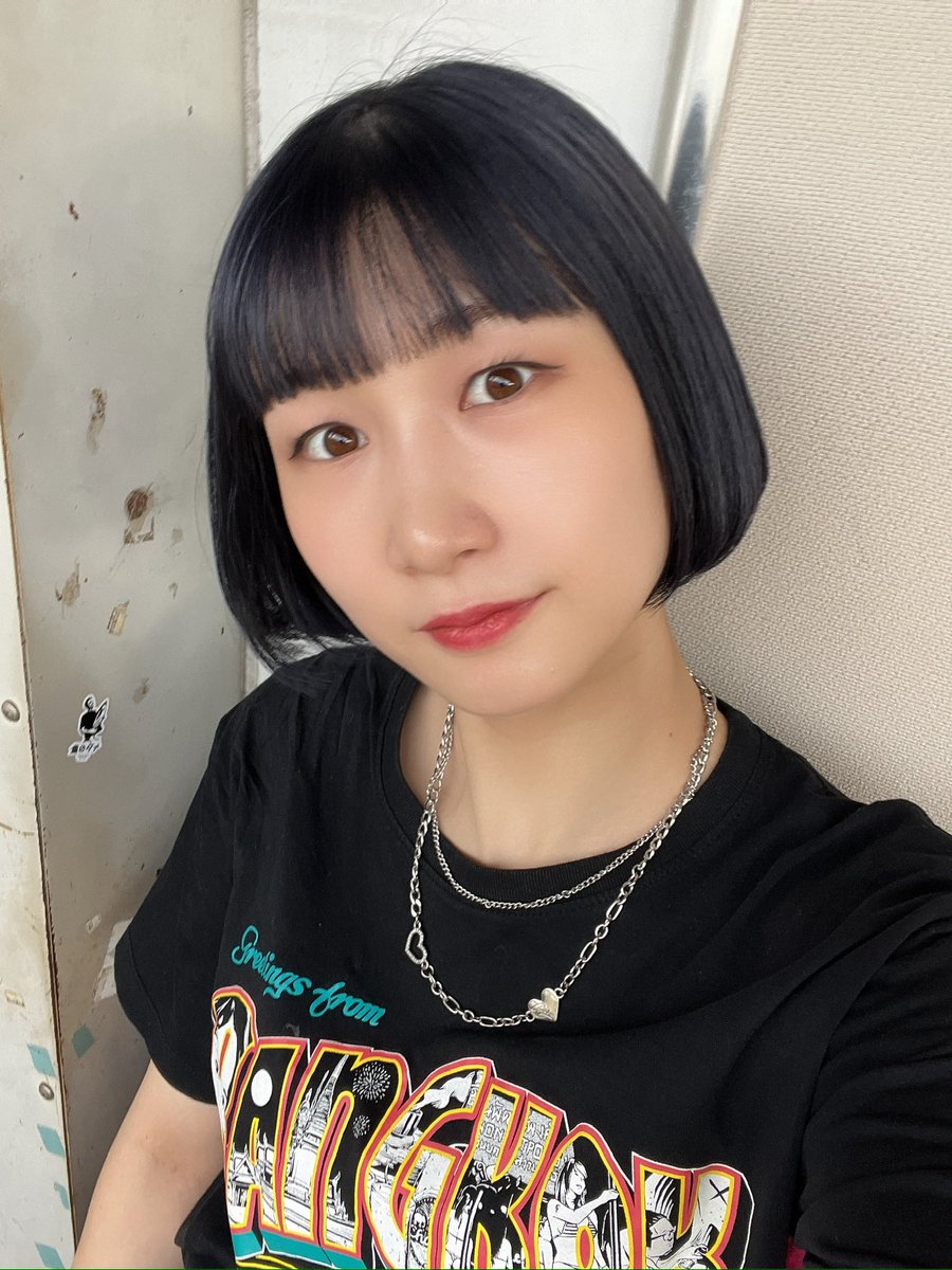 実はお仕事でしばらく東京を離れてまして、、、！
忙殺されすぎてSNSの存在を忘れてます😭

髪色また変わったよっていうのだけお知らせしておきますね😂😂
今はいい感じにシルバーめな色落ちを楽しんでます🫶

リハで結構凹んでるので元気ください❤️‍🔥❤️‍🔥❤️‍🔥