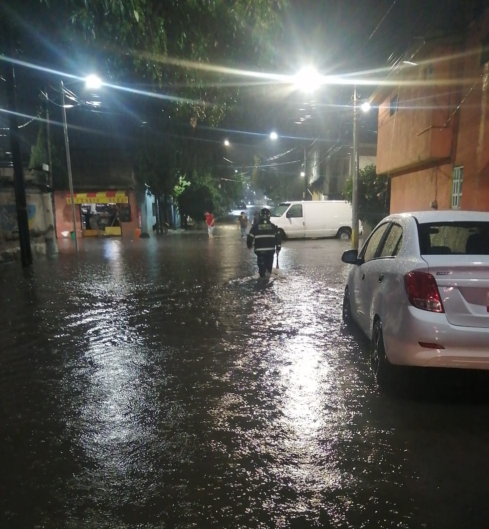 GobCDMX's tweet image. Derivado de la lluvia registrada durante la tarde y noche de este 27 de septiembre de 2025, mantenemos activo el protocolo #Tlaloque. 🌧️

🚧 Se ha desplegado personal especializado de la @SSC_CDMX, @SGIRPC_CDMX, @SEGIAGUA, @SOBSECDMX y @Bomberos_CDMX en los puntos afectados de la