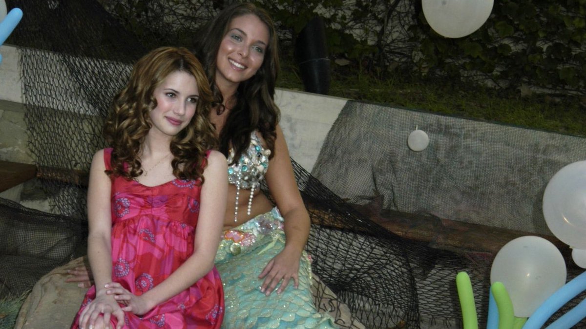 ENewRP's tweet image. ⇥ #ENewRP › 𝗘ⵑ 𝗡𝗲𝘄𝘀 › 𝖫𝗂𝗏𝖾 𝖭𝗈𝗐
𝖲𝖾𝖼𝗍𝗂𝗈𝗇: 𝖤𝗏𝖾𝗇𝗍 › #AquamarineRP

Actress 𝗖𝗵𝗿𝗶𝘀𝘁𝗶𝗮𝗻𝗻𝗲 𝗕𝗮𝘂̈𝗲𝗿 (@sawstellar) poses alongside a mermaid character at the world premiere of “𝗔𝗾𝘂𝗮𝗺𝗮𝗿𝗶𝗻𝗲”.