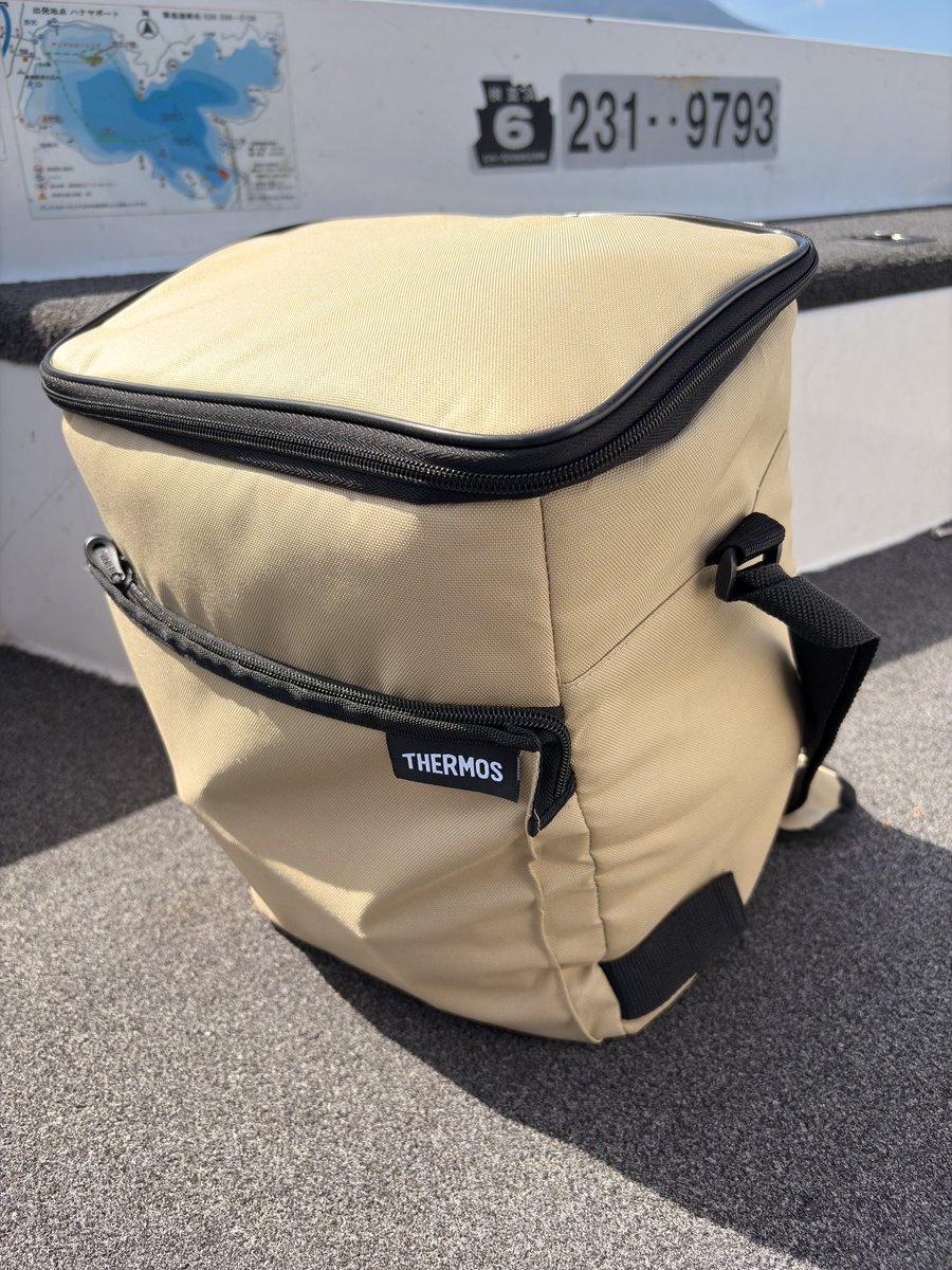 サーモスの保冷バッグ縦長だから、ボートにのせるのもいい感じ