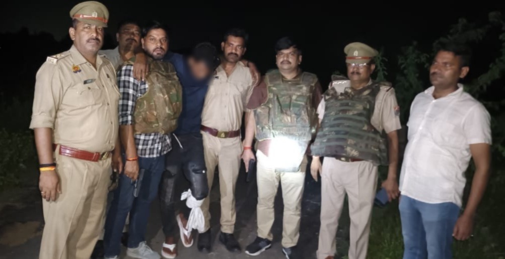 amethipolice's tweet image. #amethipolice थाना रामगंज व स्वाट/सर्विलांस टीम जनपद अमेठी
पुलिस मुठभेड़ में 01 गोतस्कर अभियुक्त गिरफ्तार, कब्जे से 01 तमंचा, 01 जिन्दा कारतूस, 01 खोखा कारतूस 315 बोर तथा गोतस्करी की घटना में प्रयुक्त 01 मोटर साइकिल बरामद ।
#CrackDownUpp
#CrackDownAmethiPolice