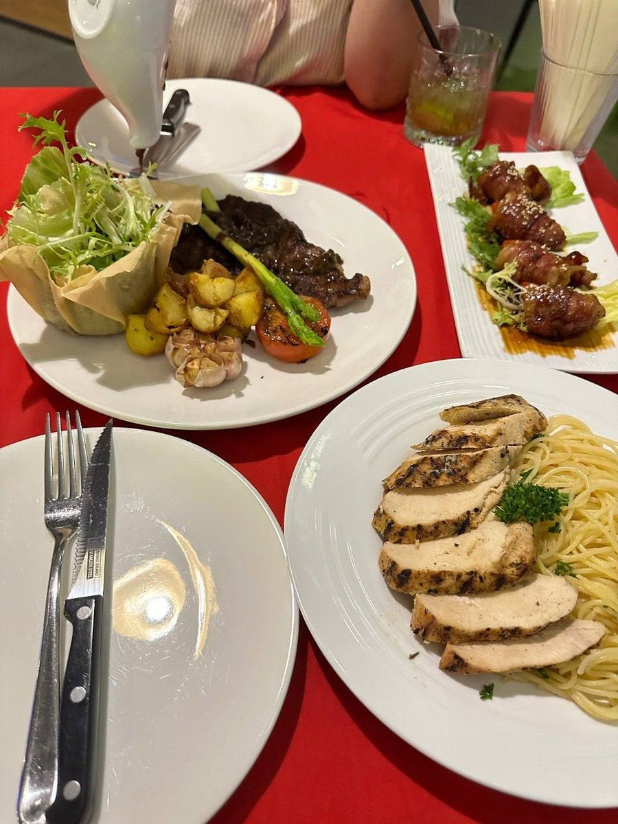 MiBcsxloway's tweet photo. For the love of good food – comfort meets elegance at the table 🍝🥩✨ https://t.co/gO79ZSMcRV