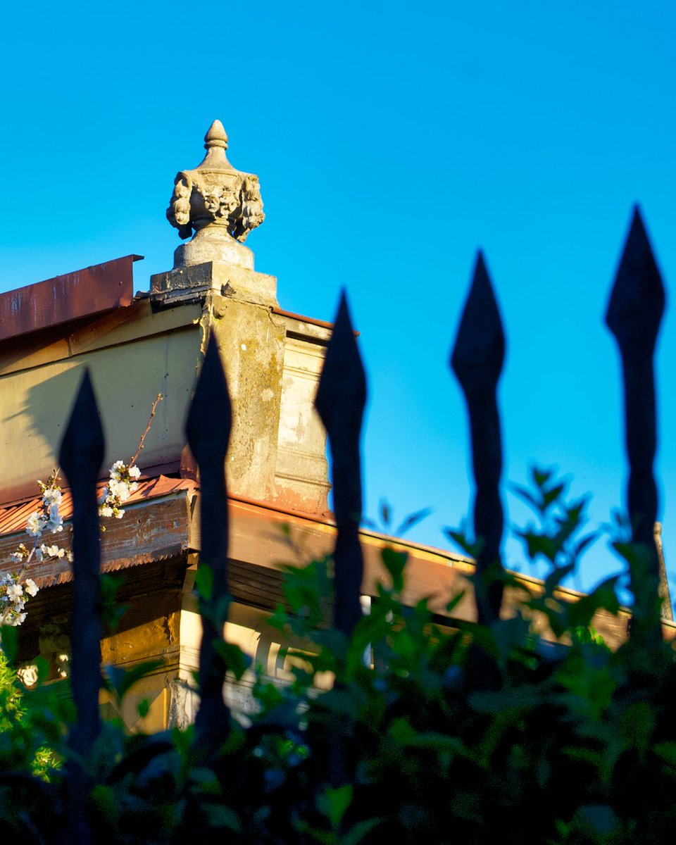 Algún día seremos ruinas sobre ruinas, que es el destino de toda civilización. Por lo pronto hay que documentar lo que queda y encontrar la belleza en estos rastros del pasado, que se ven mejor cuando uno aproxima la mirada a sus detalles más esquivos.