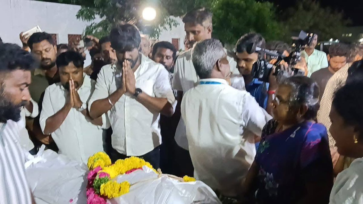 நேற்றைய தினம் கரூரில் நடைபெற்ற விஜய் பரப்புரைக் கூட்டத்தில் கூட்ட நெரிசலில் சிக்கி உயிர் இழந்தவர்களின் உடலுக்கு கரூர் மாவட்ட நாம் தமிழர் கட்சியின் சார்பில் அஞ்சலி செலுத்தப்பட்டது.

<a href="/_ITWingNTK/">NTK IT Wing</a> <a href="/idumbaikarthi/">இடும்பாவனம் கார்த்திக்</a> <a href="/Logeshilamaaran/">இளமாறன் கரூர் 🎙️</a> 
#TVKVijay #TVK  #VijayCampaign #Karur | #KarurStampede
