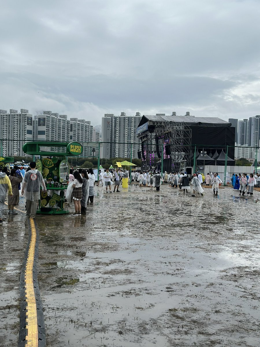 실시간 부락
비 그치고
조개캐는 사람들 있고
러쉬 직원분 계속 비맞으면서 씻자 춤추심