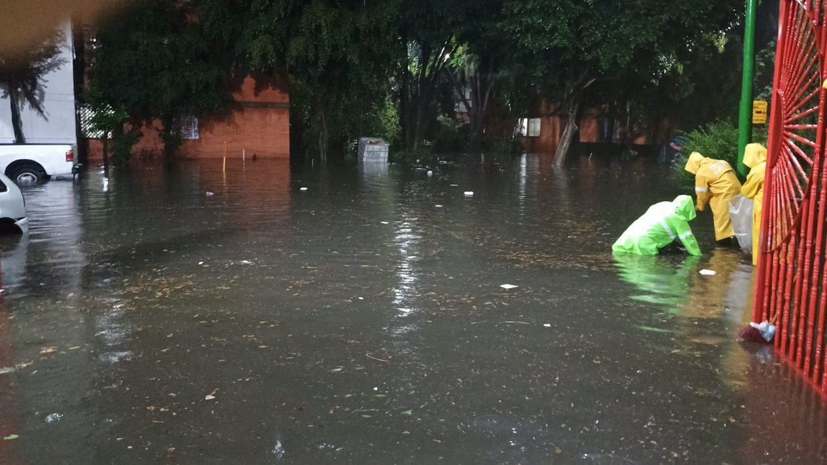SGIRPC_CDMX's tweet image. Personal operativo brinda apoyo en diversas vialidades para disminuir niveles se encharcamiento e inundación. 

Evita circular por zonas anegadas y permite el paso a los vehículos de emergencias.