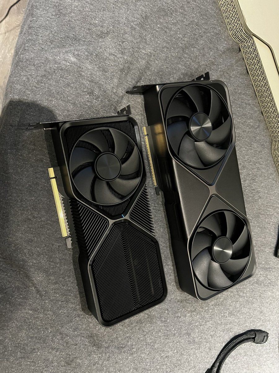 crtyyyy's tweet photo. 32gb vram is nice maybe I can play with larger llm models https://t.co/vcVAEyXcAL