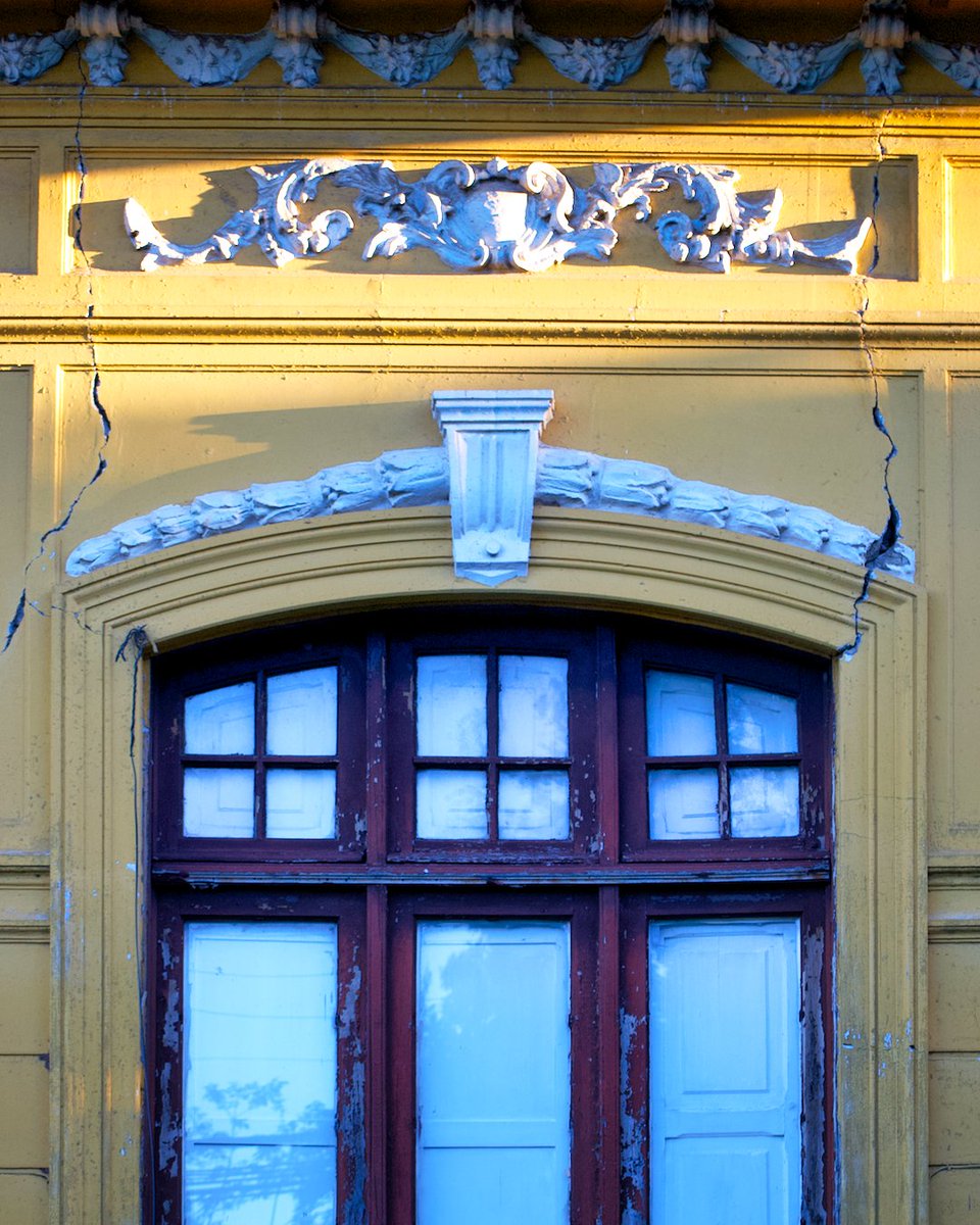 Las ventanas no se abren más en la casa ancestral. A la distancia observo sus molduras y ornamentos, los pináculos y las maderas resquebrajadas. Y sus fracturas producto de todos los terremotos que esquivó, evitando hasta hoy su colapso con sobria y antigua dignidad.