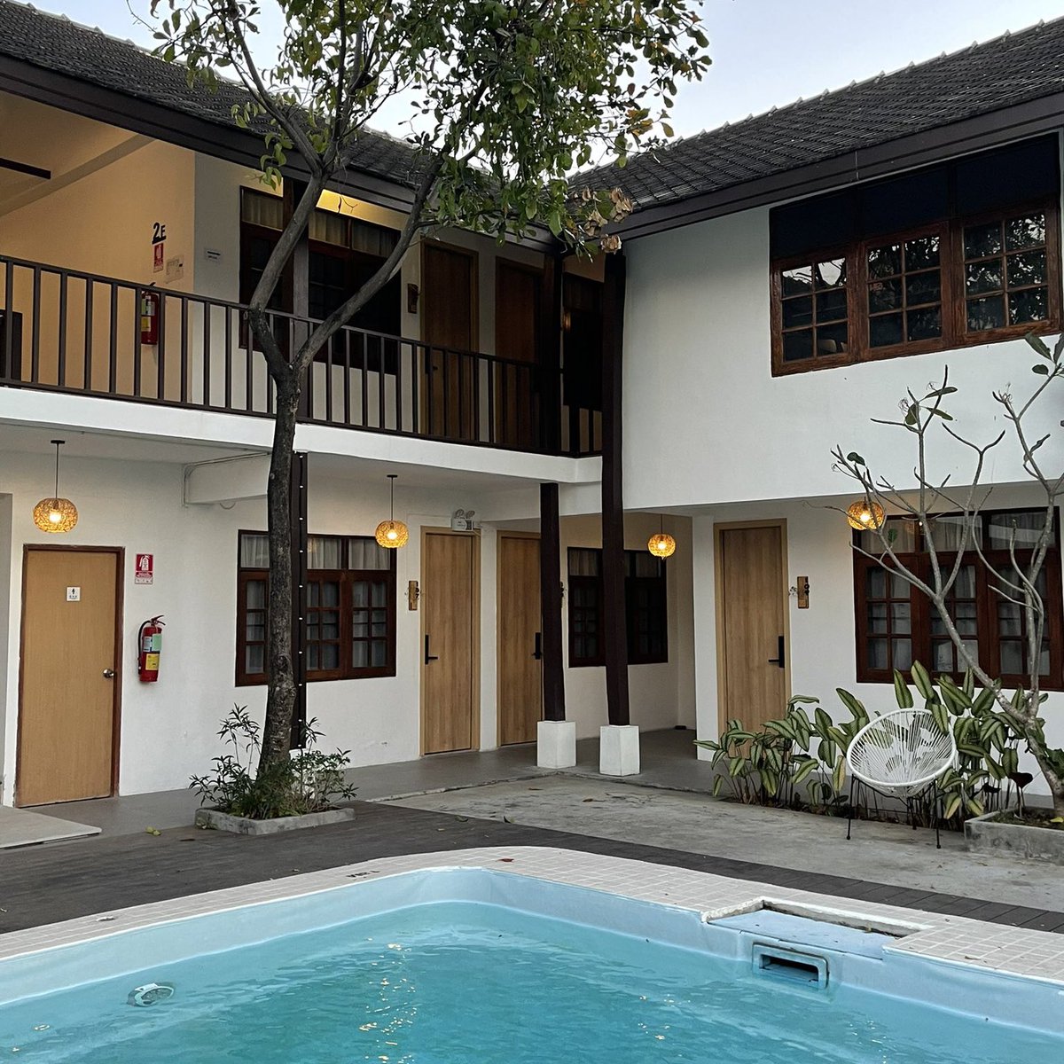 sfkkfs_'s tweet photo. ที่พัก ถูกและดี แนะนำ Aono Hotel คับ สายงบประหยัดเชียร์มากๆ บางทีไปเชียงใหม่อยากเซฟงบ แต่ชอบที่พักดีๆ จะไปนอนที่นี่ประจำ เรารีวิบ่อย 🫠 สไตล์มูจิ เตียงหลับสบาย ห้องกว้าง บริเวณที่พักสวยมากก ร่มรื่น แถมมีสระว่ายน้ำให้ด้วย https://t.co/tEjao1iwpd