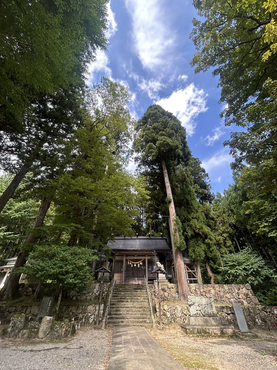 漫画りりす
『縄文遺跡と高田神社』
現地散策は飛騨『高田神社』⛩️
御祭神『高魂命(タカミムスビノミコト)』
その娘にキジナナメキと口碑で伝わります
境内近くには
縄文時代中期の
聚落跡の五番屋敷遺跡があり
多数の遺物や祭礼道跡(建石など)が発見
飛騨の神社には縄文が語られる⛩️
#神社仏閣