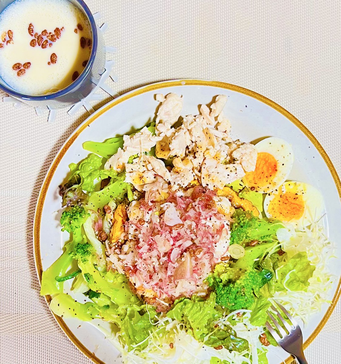 本日の昼食サラダ🥗

お豆腐、茗荷、チキンなど色々ごちゃ混ぜ😆下に納豆卵焼きが隠れています🥷🏻

豆乳スープを添えて