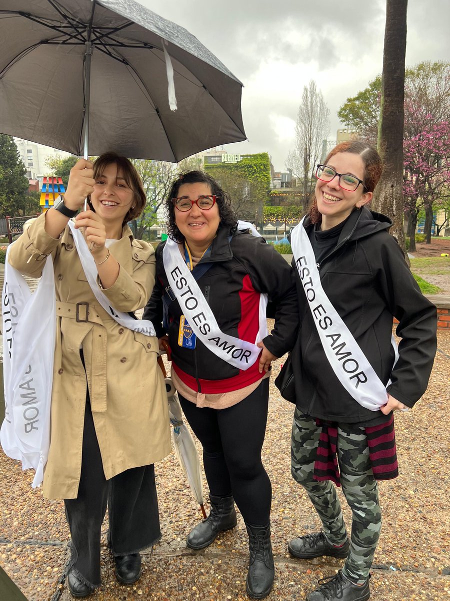 GeneLaiker's tweet photo. #EstoEsAmor ❤️
En Buenos Aires, Plaza Armenia ni la lluvia frena a los seguidores de @monlaferte
Preciosa la sorpresa que nos tenías Mon, hermosa tarde pasé.
Espero ansiosa #FemmeFatale
Gracias Normita de mi corazón ❤️ te amo❤️ https://t.co/nxnu4UrLmr
