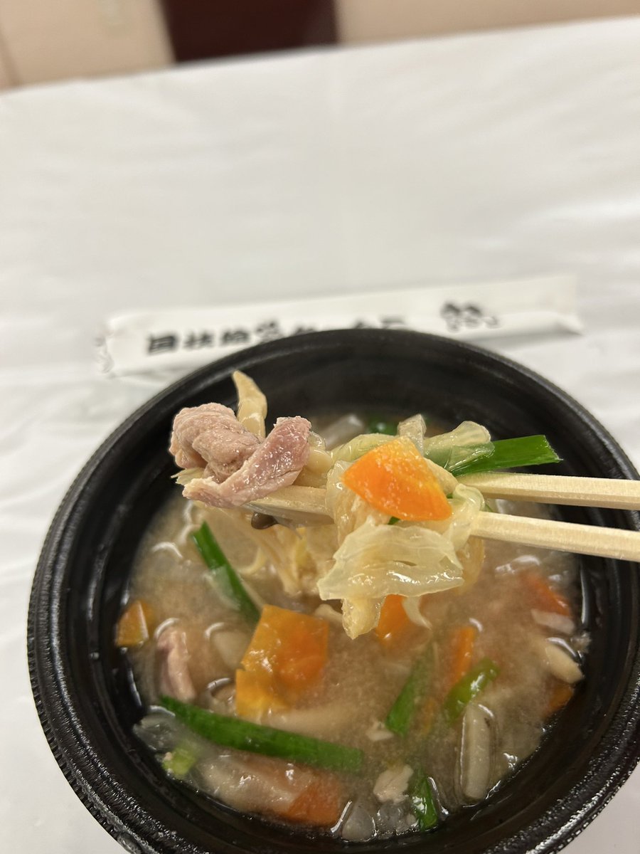 aiteio's tweet image. 今日のランチは #二所ノ関部屋 の #塩ちゃんこ！
これが国技館に出るってことは #大の里 優勝🏆…？
でもオイラは #豊昇龍 派！

コンビニのシーチキンマヨネーズおにぎり🍙をinして食べるとで最強に美味い！

#大相撲