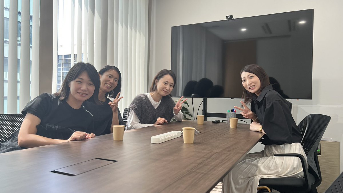 ginga_noguchi's tweet photo. オフ会グルコン！壁打ちのはずがちょっと喋りすぎました。

USPや差別化に悩む人が多いけど、ぶっちゃけほとんど必要ありません。

差別化は「自分で設定するもの」ではなく目の前のたったひとりのクライアントの事業貢献に響く話ができるかどうか、ただそれだけ。

場数をこなしてるうちに勝手に余計な部分が削れていきますので、残った形が自分であり、それが唯一無二です。形になってないってことは削りが足りないだけ