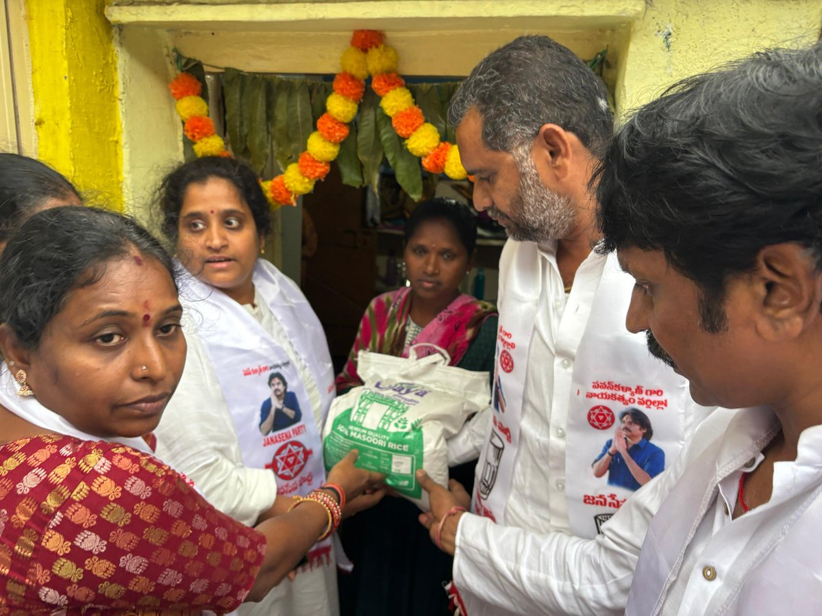 JanaSenaParty's tweet photo. జనసేన పార్టీ అధ్యక్షులు, ఆంధ్రప్రదేశ్ రాష్ట్ర ఉప ముఖ్యమంత్రివర్యులు శ్రీ @PawanKalyan గారి పిలుపు మేరకు 
హైదరాబాద్ MGBS పరిసర ప్రాంతాలలో నీటిలో మునిగిన ఇండ్లలో నీ బాధితులను కలిసి ఆహార పదార్థాలు అందజేసిన  గ్రేటర్ హైదరాబాద్ అధ్యక్షులు శ్రీ రాధారం రాజలింగం గారు, గ్రేటర్ GS శ్రీ దామోదర్ రెడ్డి గారు, వీర మహిళల విభాగం చైర్మన్ శ్రీమతి మండపాక కావ్య గారు, వీర మహిళల విభాగం ప్రధాన కార్యదర్శి శ్రీమతి పొన్నూరి శిరీష గారు, కుత్బుల్లాపూర్ ఇంచార్జ్ శ్రీ నందగిరి సతీష్ గారు మరియు ఈ కార్యక్రమంలో గ్రేటర్ లోని నాయకులు, వీర మహిళలు పాల్గొన్నారు.