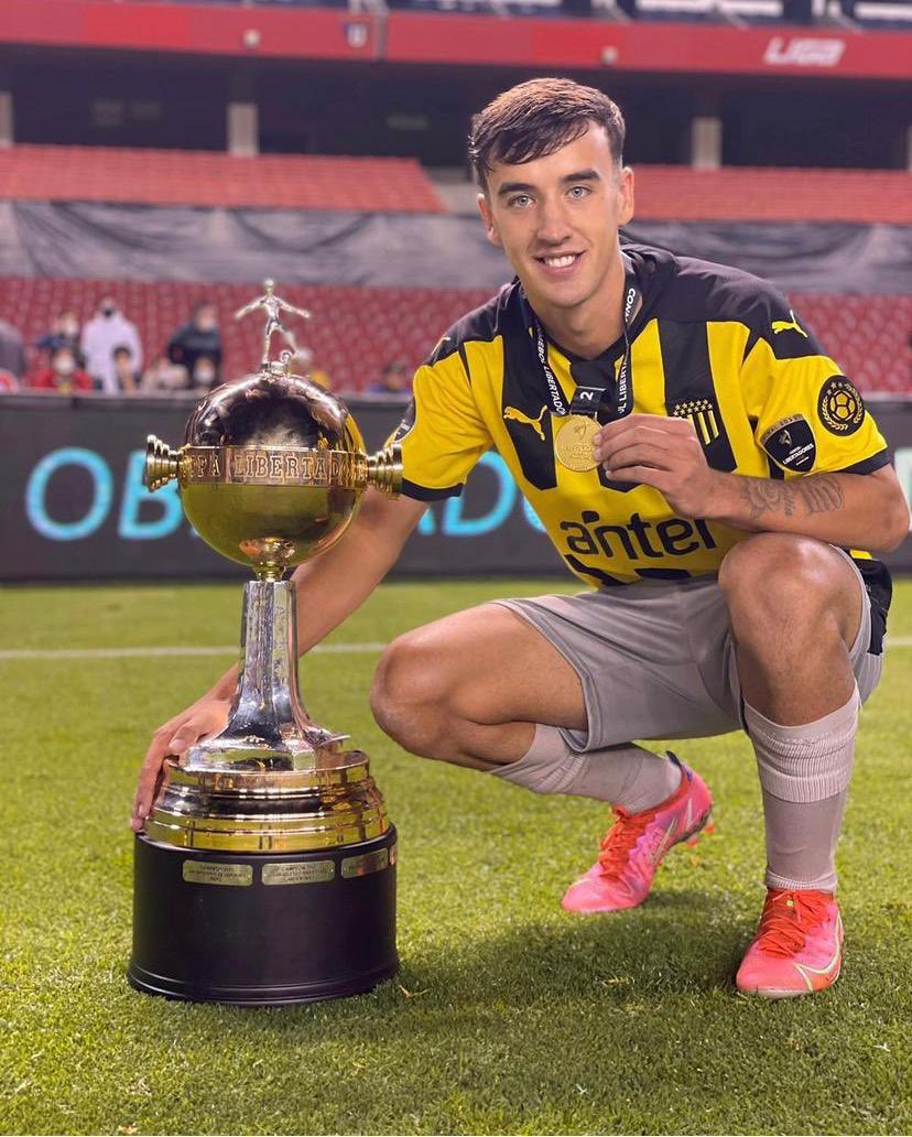 PabloLo02's tweet photo. Felices 134 años de gloria al club de mis amores, orgulloso de haber podido defender estos hermosos colores 💛🖤 https://t.co/5lYlEJXRVf