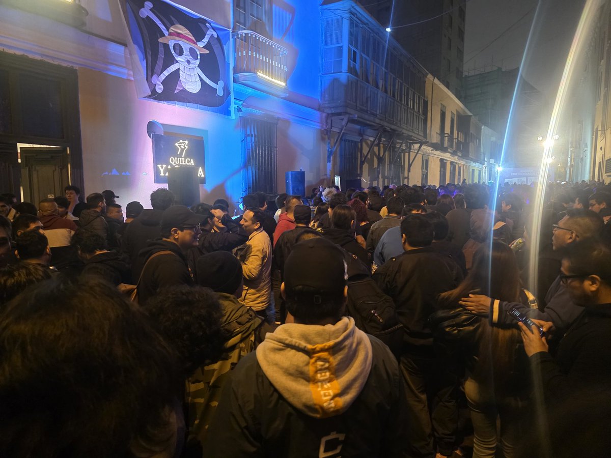 Hay que ser poco punk, rockero y subte para que mientras el pueblo y los jóvenes estan resistiendo en la Av Abancay esta gente este chupando al medio de Quilca y escuchando unos grupos con cero esencia y compromiso con su pais. Una vergüenza.
