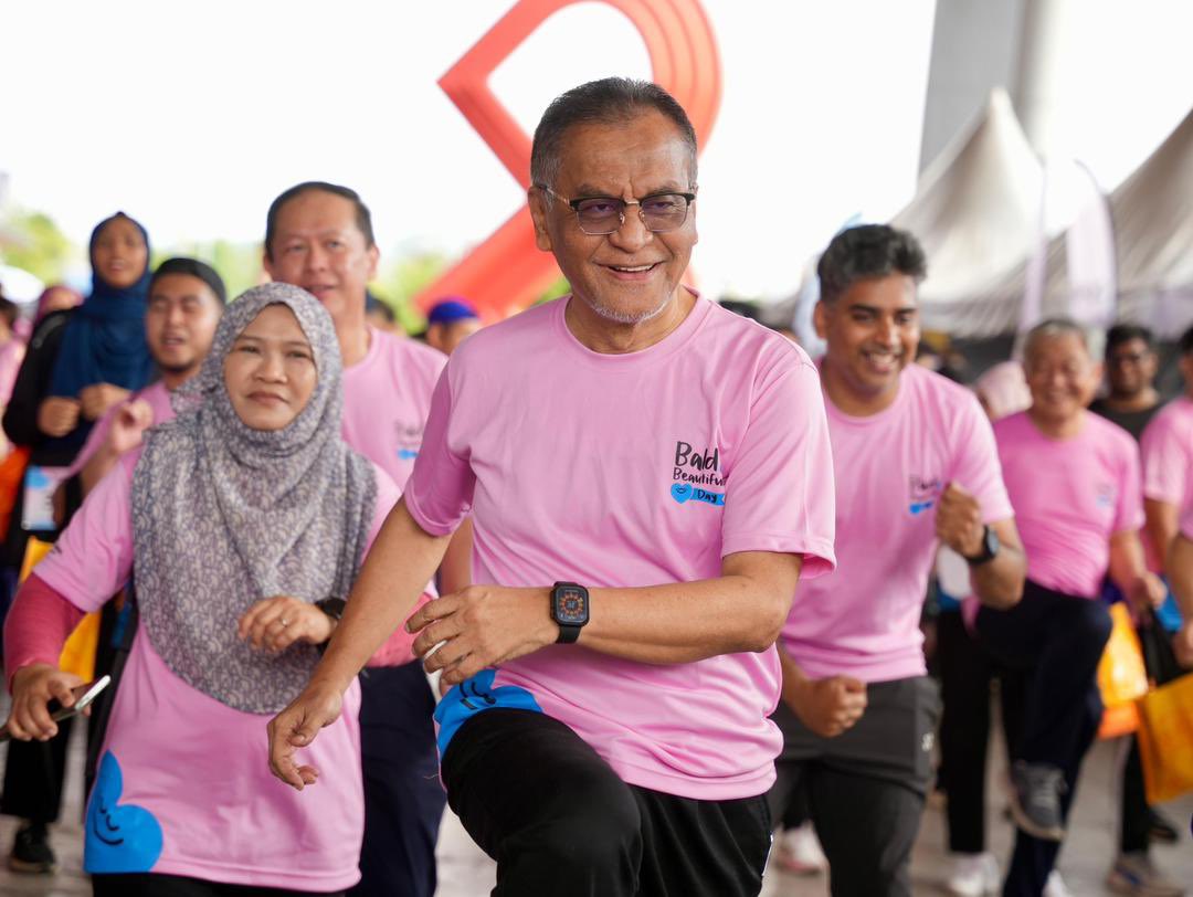 DrDzul's tweet photo. Salam 🇲🇾 MADANI ❤

Today at Elmina Lakeside, I had the honour of joining “Bald & Beautiful Day 2025” - standing shoulder to shoulder (4000+) with survivors, families & NGOs who never give up in the fight against cancer. ✊

📍 Since 2012, this movement has raised more than RM10m, supporting 6 NGOs; from research to community care.

📍 In Malaysia, 2 out of 3 cancers are only detected at late stages. Early screening can make all the difference — it saves lives.

📍 Let us continue to:
1. Encourage early screening 🩺
2. Support NGOs & volunteers 🤝
3. Walk with survivors in their fight 🎗️

Today I too went bald ✂️ with the Chairman of Bald & Beautifully Day 2025 - a small gesture, but a powerful reminder that no one should face this journey alone. RM10,500 raised within 10 minutes of our ‘challenge’. 

Collectively, the entire event raised RM325,000! 🥰🏆

Cancer does not discriminate. Together, we can save more lives and restore hope. ✊🏻✊🏻

TQSM to all our benovalent donors! 🌺🙏🌹
You’re truly Awesome, MALAYSIANS! ❤️🇲🇾❤️

#BaldAndBeautifulDay #SihatBersama #MalaysiaMADANI
