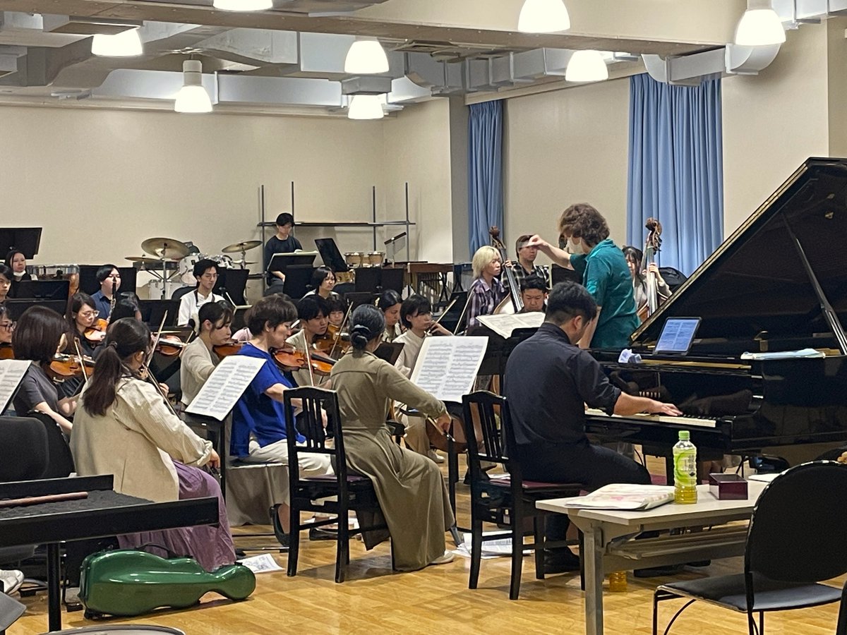 meion1965_info's tweet photo. 「オーケストラとソリストたちの夕べ」開催まで、あと2日！
今日から、指揮の松尾葉子先生との集中練習が始まりました。
本番まであと僅かということもあり、学生たちも気が一層引き締まって練習に臨んでおります！ https://t.co/cNMcWxyJDP