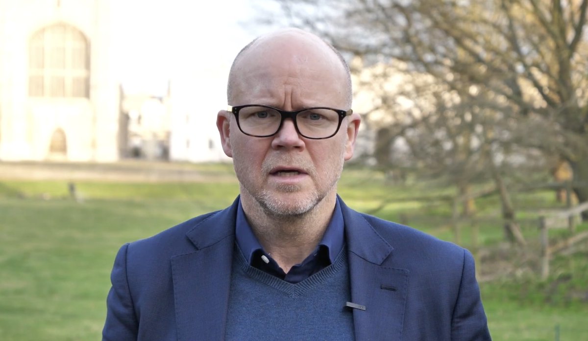 "När vi ses i Westminsterpalatset har komikern Graham Linehan nyligen gripits för tre för somliga provokativa tweets om transpersoner (han skrev bland annat: “If a trans-identified male is in a female-only space, he is committing a violent, abusive act. Make a scene, call the