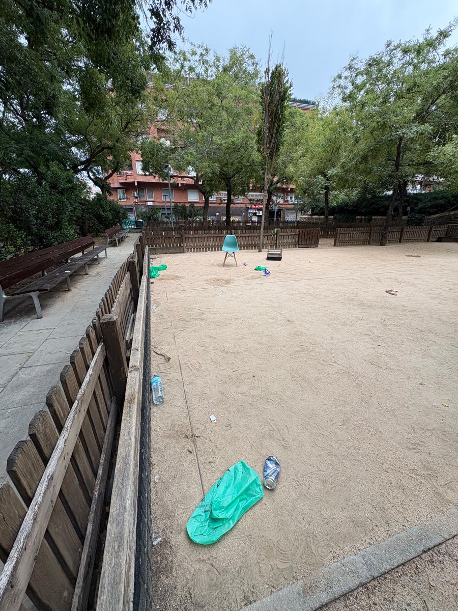 Aquesta nit li ha tocat el rebre a les pistes de petanca de la plaça de la Farga. Incivisme i destrosses en un espai de convivència, respecte i trobada veïnal. El vandalisme no descansa…