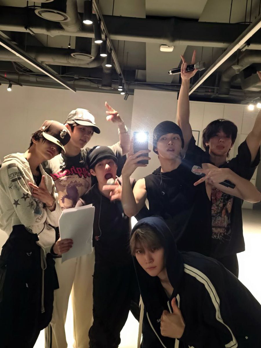 theVALORIIZE's tweet photo. Flash on, focus locked. One shot before the grind kicks in—just us, the mirror, and the energy that says it’s go time. The room’s quiet now, but give it five minutes and it’ll be all rhythm and chaos. https://t.co/Pb1X0bupYv