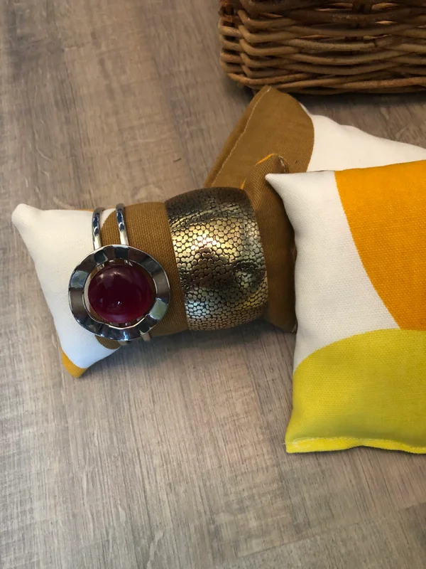 sjuulien's tweet photo. Je armbanden bij elkaar en keurig opgeruimd!
kies voor onze displays, handig en eenvoudig in gebruik.

Etuis &amp; displays | https://t.co/jpgu0jSqBp
Staat je kleur of thema er niet bij? Ook deze maken we voor je persoonlijk in jouw favoriete kleur. 

#sieraden #armbanden #armband https://t.co/KxWFWdzPuN