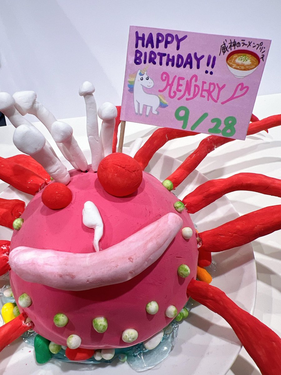 🦄#HAPPYHENDERYDAY🍜

本日9/28は
#WayV #HENDERY の誕生日🎂生日快乐🥳🎉

何回見ても毎度衝撃を受ける
一生見慣れないその建国FACE。
ラーメンのついでにまた日本ツアーしてください🙏
昨日はヤンヤン弟に💋貰えて良かったね…お幸せに😌

#ヘンドリー
#黄冠亨 
#헨드리 
#黄冠亨0928生日快乐