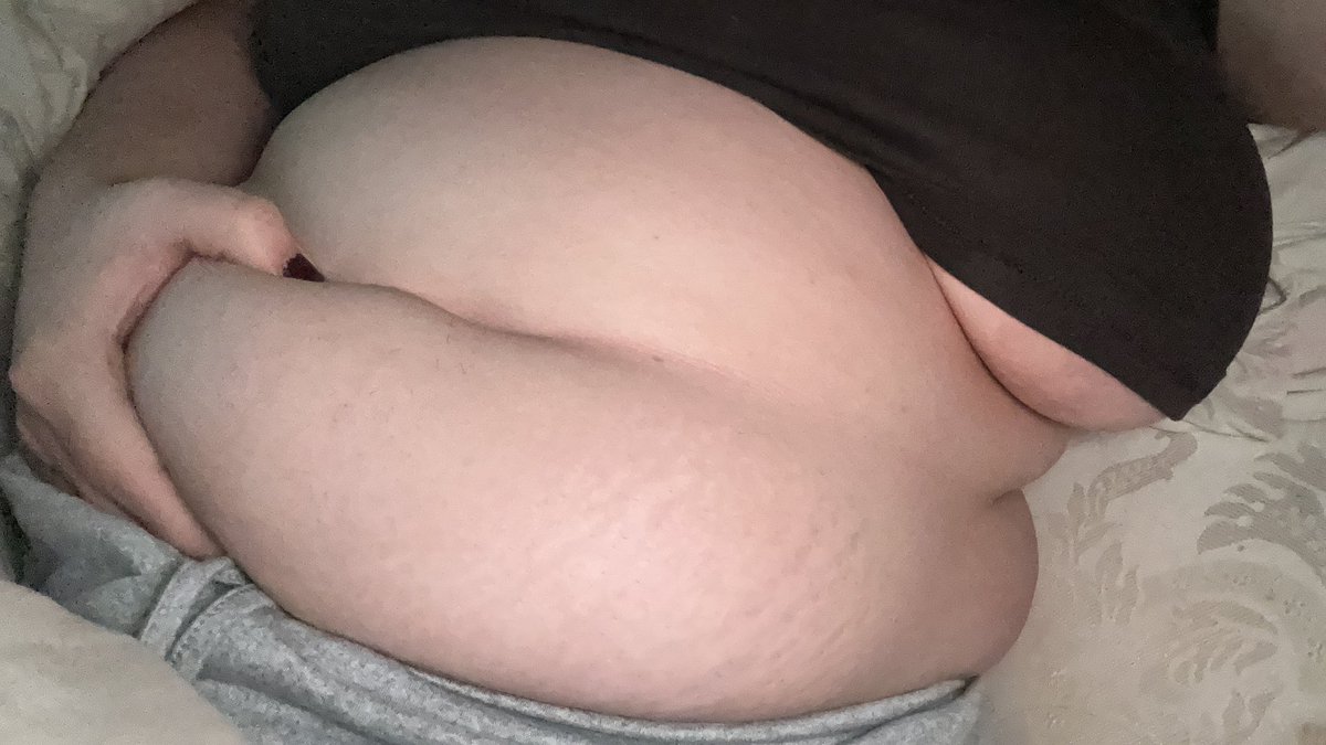 Do you like a girl with a little extra softness to play with? 👀 🎂 

#feedeegirl #softy #softbelly