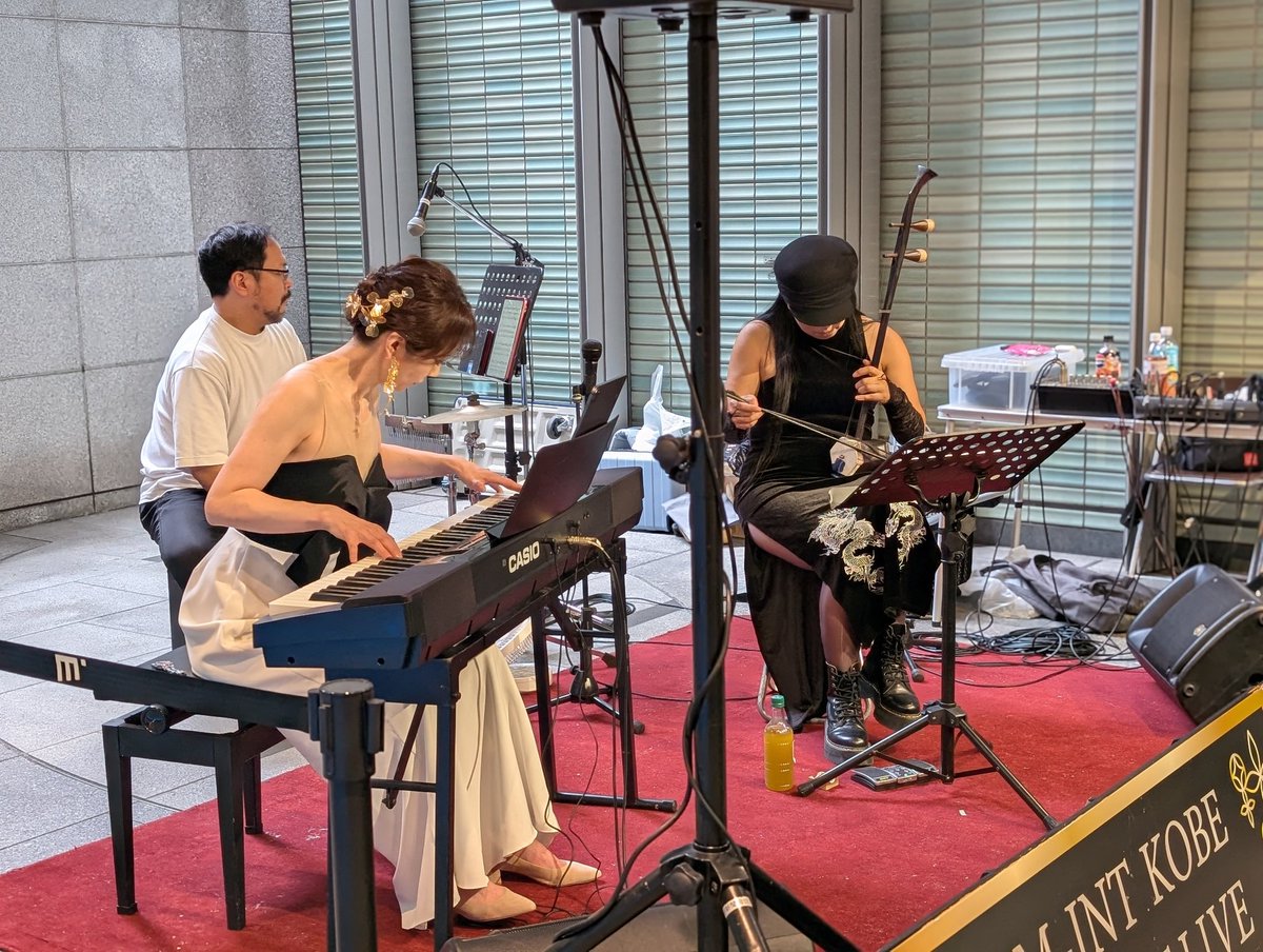 本日のM-INT KOBE STREET LIVEの出演者は 『〜爆奏する二胡〜 「JADE