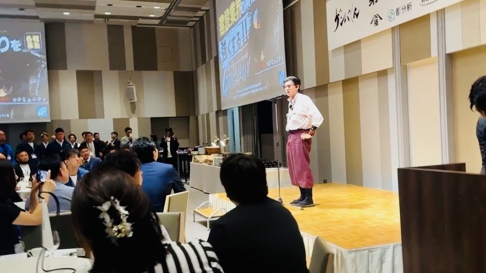 genius_tomoya's tweet photo. ゼネコン関係者の皆様。
建設現場での撮影許可をください。
職人を憧れられる仕事にしたい。

ずーっと言ってますが、
建設業の仕事内容や
職人の仕事姿を
もっと世の中に広めたい。

知らない/見ることのできない
業界で働きたいとは
誰も思わない。

見えないからこそ
空想のイメージで、
『キツい/汚い/危険』
などの悪いイメージで
距離を置かれてるのが現状。

自分は色んな建設業関係者の方と
協力をしながら、
職人の技術や素晴らしい部分を
動画に収めて発信してます。

ただ！

日本のビッグプロジェクトを
手掛けてるような
ゼネコンさんの現場を
もっと見せたいんですよ！

建設業界に興味がない
学生や若者でも、

ディズニーランドや
東京スカイツリーなどを
作ってる密着VTRなどを見たら、

もしかしたら、
『この仕事してみたい！』
となるかもしれない。

野谷のオヤジ1人の力じゃ
ここから先の建設業認知拡大は
難しいです。

どうか力を貸していただける方
ご連絡ください。

そして皆様この発信の
拡散/シェアご協力
よろしくお願いいたします！

全ては、
未来へ職人の技術を
繋いでいくために。

それでは明日もご安全に。

チャンネル登録フォロー
よろしく〜ゴーヘイ！

-サービス一覧/URL-

https://t.co/ab46ig2Icb

#野谷のオヤジ #職人 #建設業

@genius_tomoya
