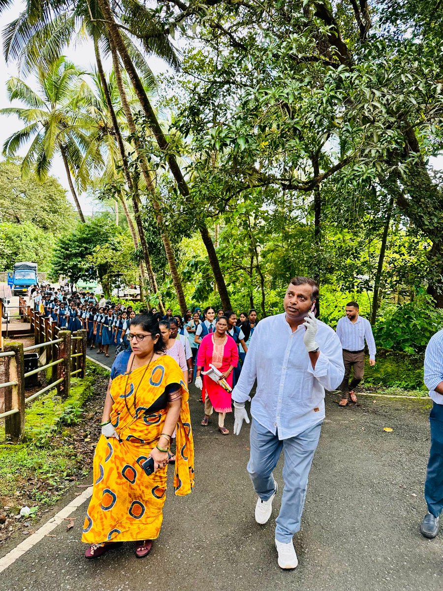 QuepemC's tweet photo. As a part of #swachhtahiseva2025, Quepem Municipal Council organized a #MegaAwarenessRally  with Cutouts giving message of #SwachhtaHiSeva, #CleanQuepem, #SwachhBharat and #BanonsingleUsePlastic from Quepem Municipal Council via Amona to Bormol Complex  200 students participated. https://t.co/6EQHREHP0v