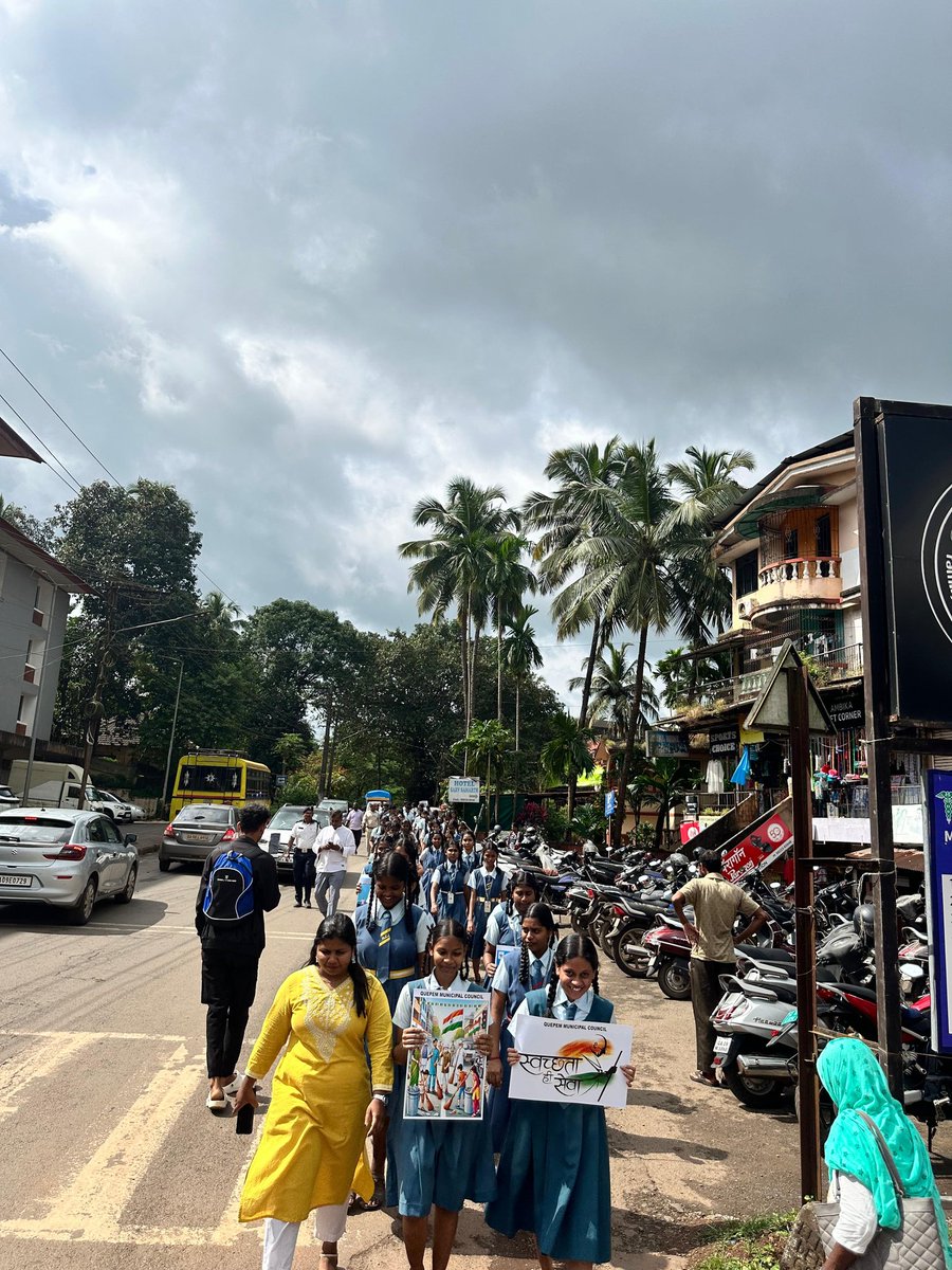QuepemC's tweet photo. As a part of #swachhtahiseva2025, Quepem Municipal Council organized a #MegaAwarenessRally  with Cutouts giving message of #SwachhtaHiSeva, #CleanQuepem, #SwachhBharat and #BanonsingleUsePlastic from Quepem Municipal Council via Amona to Bormol Complex  200 students participated. https://t.co/6EQHREHP0v