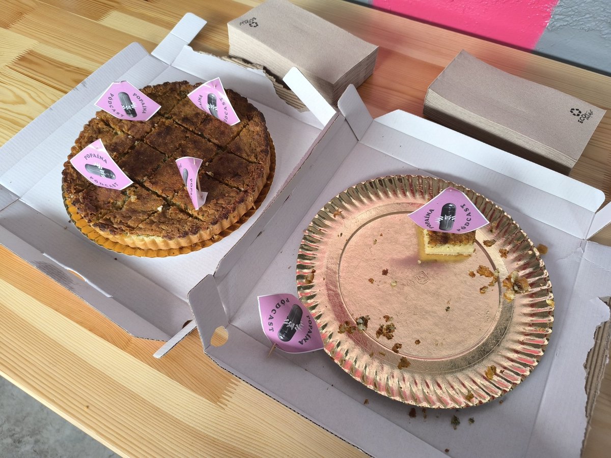 también por el ambiente podcastero, por compartir mesa y mantel y por recuperar el espíritu y la esencia verdadera de nuestro hobby, el #podcasting. Quiero agradecer especialmente a Hell de <a href="/Mujeresconhist2/">Mujeres con historia</a> y a David <a href="/telladavid/">David Tella</a> de <a href="/Asespod/">Asespod</a> que organizaran el evento conmigo, 2/4