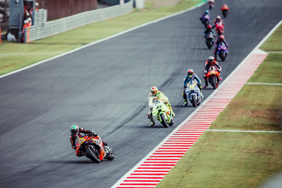 KTM_Racing's tweet photo. Sunday snaps from Motegi 📸

#KTM #ReadyToRace #JapaneseGP 🇯🇵 https://t.co/8gSNTEXfuJ