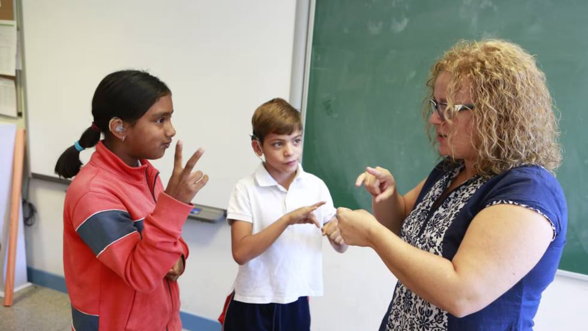 El Día Internacional de las Personas Sordas es un día para recordar la importancia de la inclusión y el derecho a la comunicación en igualdad.

El lenguaje de signos es mucho más que un idioma: es un puente para compartir, incluir, respetar y amar.

Aprender a comunicarnos con